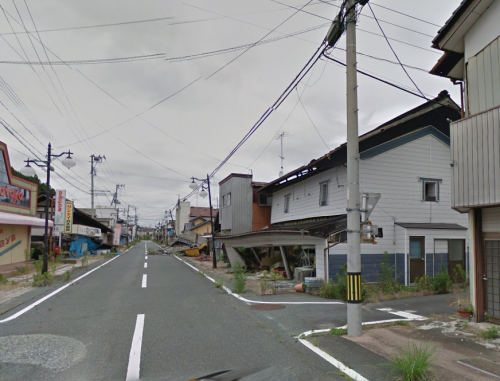 Eingeknickt und umgekippt: Häuser in Futaba