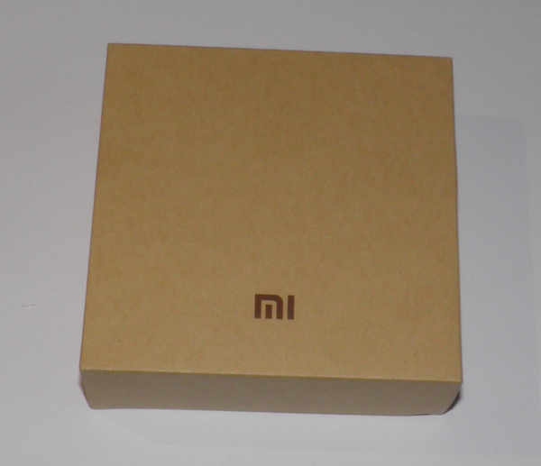 Geliefert wird das Xiaomi Mi Band in einer stylischen, ziemlich festen und überraschend schwer zu öffnenden Schachtel.
