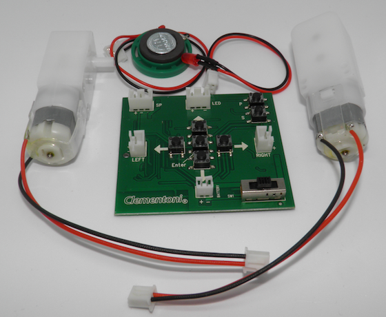 Elektronik: Die Bauteile des Clementoni Cyber Roboters verfügen alle über Molexstecker. Die Montage ist einfach und sicher.
