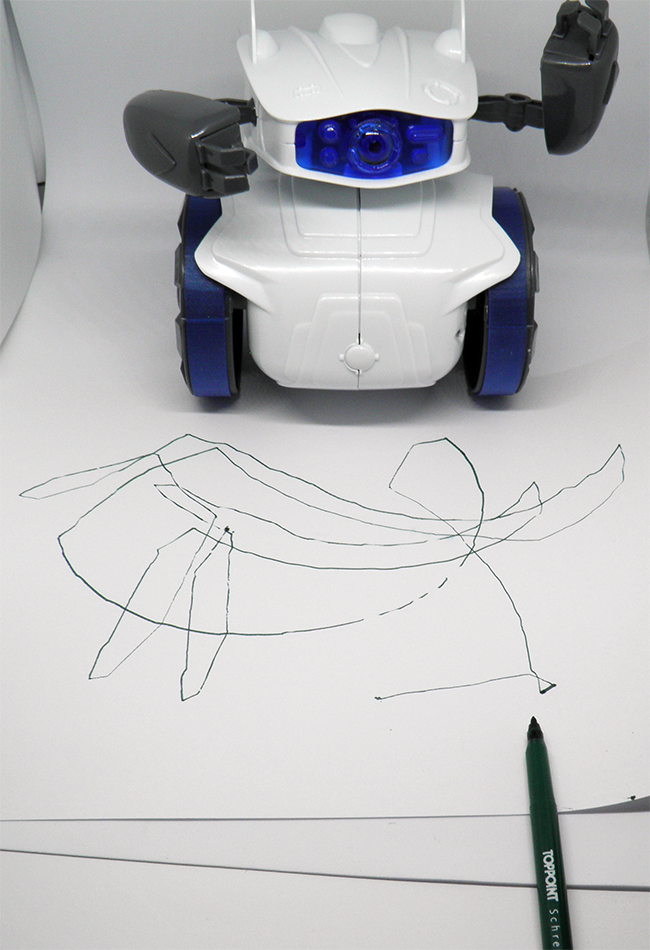 Malender Clementoni Cyber Roboter: Der Filzstift passt gut in die Greifer. Entstanden ist der hässlichste Wal (?), den ich je gesehen habe.