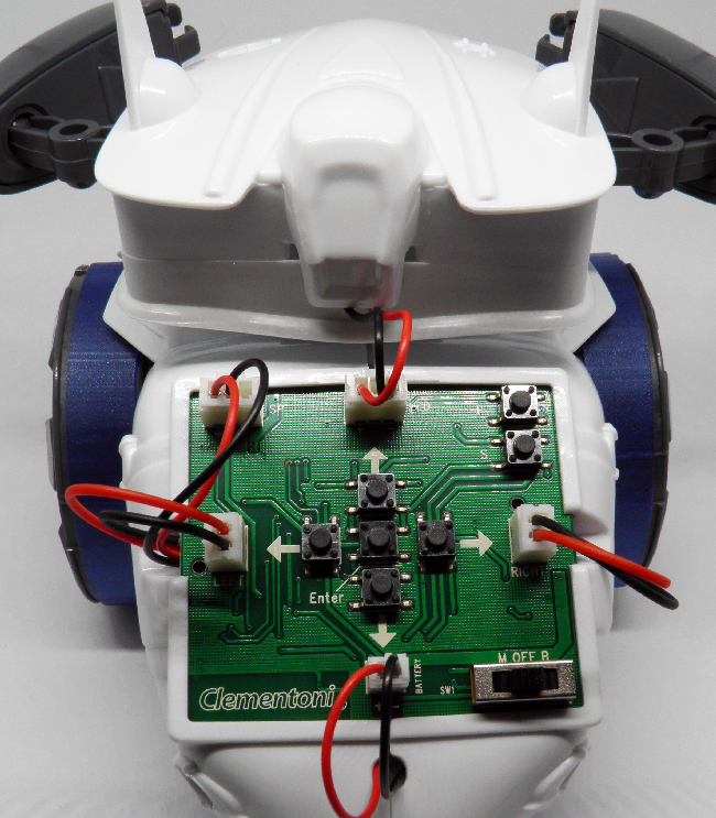 Roboter-Rückseite: Die Platine des Clementoni Cyber Roboters ist hinten montiert und bleibt sichtbar. Sie wird im manuellen Modus zur Steuerung verwendet.