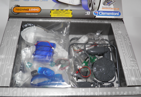 Blick in die Box: Die Bauteile des Clementoni Cyber Roboters sind nicht bloß zusammengeworfen. Elektronische Bauteile sind einzeln in Tütchen verpackt.