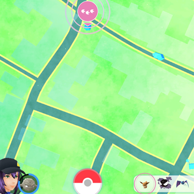 Der Pokestop, in dessen Nähe sich das Pokémon befindet, ist rosa hervorgehoben. Zusätzlich wird das Pokémon unten rechts auch noch einmal hervorgehoben. Und zwar an erster Stelle, unabhängig von der Entfernung.