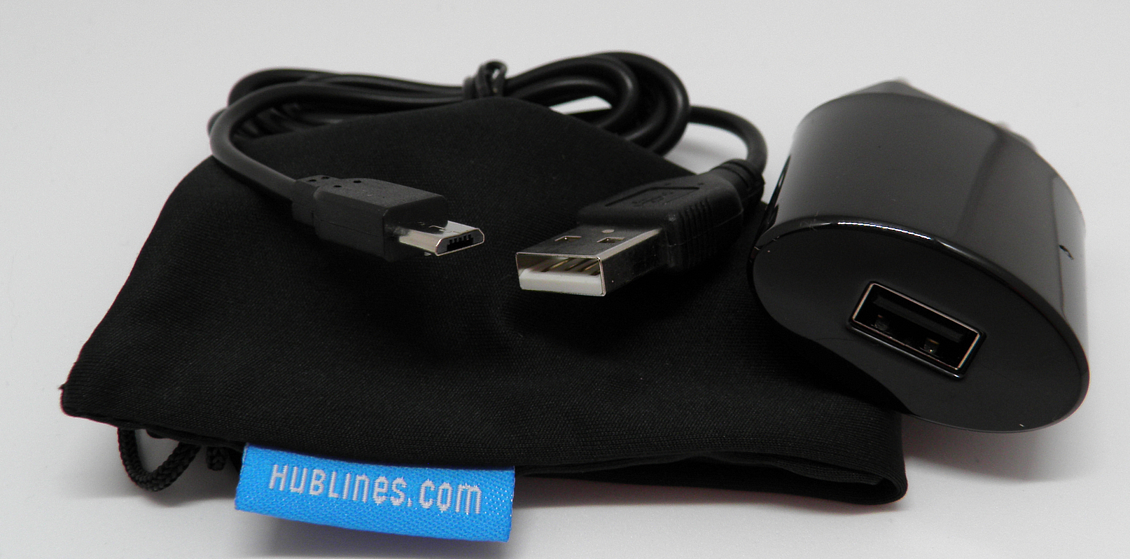 Lieferumfang: HubLines Ladegerät, Micro-USB-Kabel und kleiner Beutel.