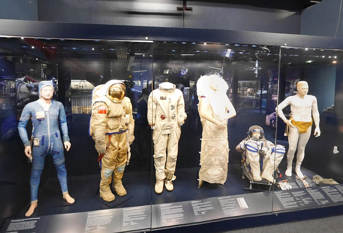 Raumanzüge (und Astronauten-Schlafsack) im Deutschen Museum.